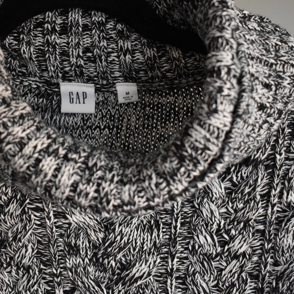 Black and White Cable Knit GAP chunky Turtle Neck